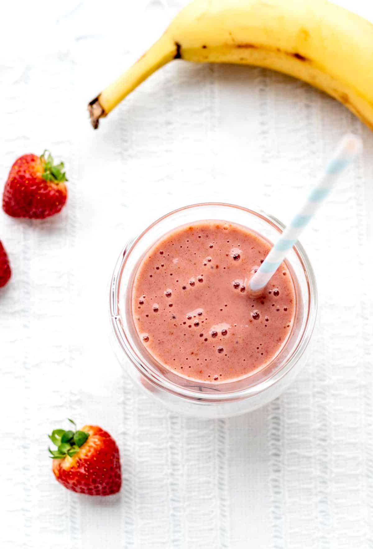 An overhead image of the strawberry and banana smoothie without yougrt in a glass.